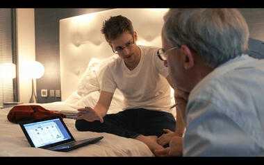 Snowden showing NSA documents on Tails to Ewen MacAskill